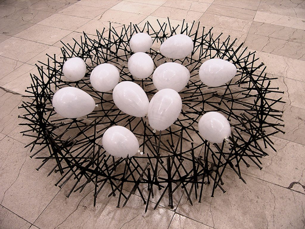 10DarkoStanic-NEST-Ironconstructionwithnailswhiteballoons-36x143cm-1024×768